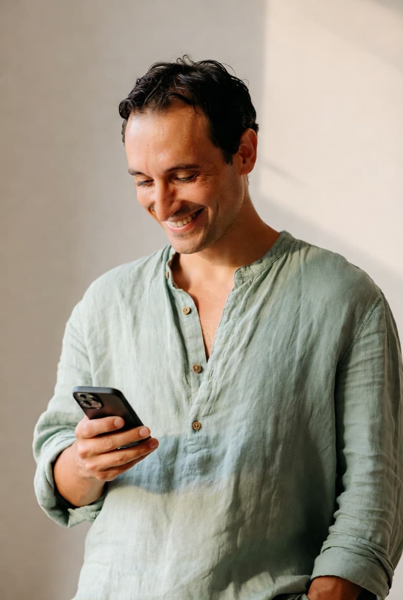 Homme consultant son espace patient Kano sur son téléphone