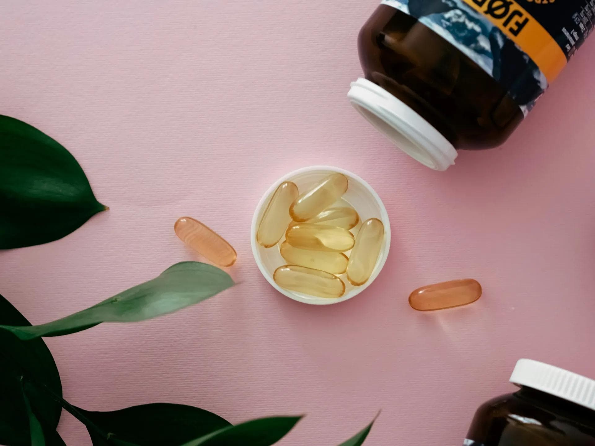 Produits et médicaments pour traiter les troubles de l'érection sans ordonnance disposés sur un comptoir de pharmacie