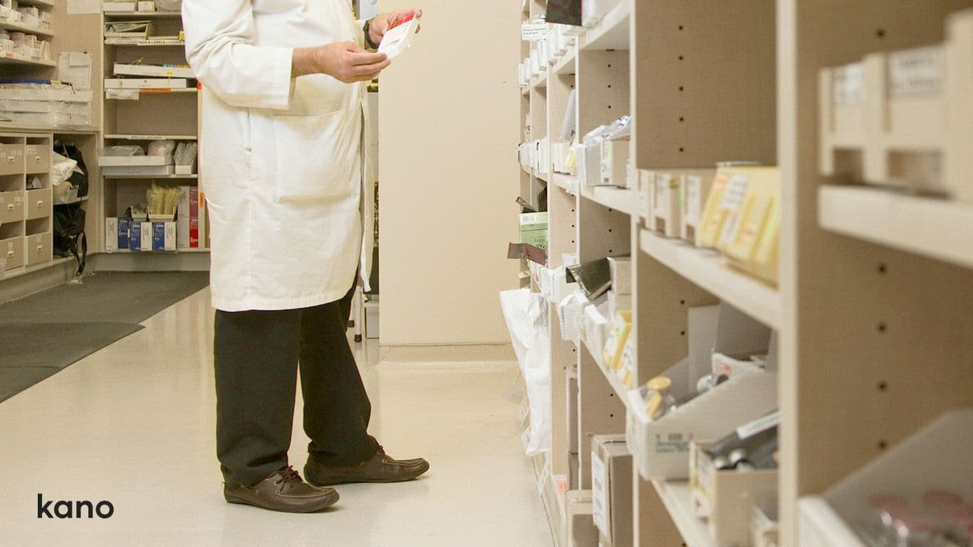 Cet article fournit un guide détaillé sur les quatre principaux médicaments utilisés pour traiter les troubles de l’érection : Viagra® (sildénafil), Cialis® (tadalafil), Levitra® (vardénafil) et Spedra® (avanafil). Ces médicaments, connus sous le nom d’inhibiteurs de la phosphodiestérase de type 5 (IPDE5), bloquent une enzyme responsable de la dégradation d’un messager chimique essentiel à l’érection, favorisant ainsi la relaxation des muscles du pénis et augmentant le flux sanguin. Le Viagra®, disponible depuis 1998, est pris environ 30 minutes à une heure avant le rapport sexuel, avec une efficacité de 4 à 5 heures. Sa dose varie entre 25 et 100 mg, selon les besoins individuels. Ses effets indésirables incluent des nausées, bouffées de chaleur, congestion nasale et troubles digestifs. Il est contre-indiqué chez les patients prenant des vasodilatateurs nitrés ou des traitements anti-VIH. Le Cialis®, introduit en 2003, a une double utilité. Il peut être pris ponctuellement, similaire au Viagra®, ou quotidiennement pour un effet continu, facilitant l’érection jusqu’à 36 heures après la prise. Ce traitement est adapté pour les hommes ayant des rapports sexuels fréquents. Les effets indésirables sont similaires à ceux du Viagra®, mais la prise quotidienne peut les prolonger. Le Levitra® et le Spedra® fonctionnent également de manière similaire, avec des durées d’action et des effets secondaires comparables. Le Levitra®, introduit en 2003, a une efficacité d’environ 5 heures, tandis que le Spedra®, lancé en 2013, est connu pour son action rapide, en moins de 30 minutes. L'article insiste sur l'importance d'une consultation médicale pour déterminer la posologie et évaluer les risques potentiels. Les génériques des IPDE5 offrent des options plus économiques sans compromettre l'efficacité. Les troubles érectiles peuvent être un signe de problèmes de santé plus graves, et ces médicaments ne doivent pas être pris à la légère. Une prescription médicale et une évaluation approfondie par un professionnel de la santé sont essentielles pour un usage sûr et adapté. Cet article fournit un guide détaillé sur les quatre principaux médicaments utilisés pour traiter les troubles de l’érection : Viagra® (sildénafil), Cialis® (tadalafil), Levitra® (vardénafil) et Spedra® (avanafil). Ces médicaments, connus sous le nom d’inhibiteurs de la phosphodiestérase de type 5 (IPDE5), bloquent une enzyme responsable de la dégradation d’un messager chimique essentiel à l’érection, favorisant ainsi la relaxation des muscles du pénis et augmentant le flux sanguin. Le Viagra®, disponible depuis 1998, est pris environ 30 minutes à une heure avant le rapport sexuel, avec une efficacité de 4 à 5 heures. Sa dose varie entre 25 et 100 mg, selon les besoins individuels. Ses effets indésirables incluent des nausées, bouffées de chaleur, congestion nasale et troubles digestifs. Il est contre-indiqué chez les patients prenant des vasodilatateurs nitrés ou des traitements anti-VIH. Le Cialis®, introduit en 2003, a une double utilité. Il peut être pris ponctuellement, similaire au Viagra®, ou quotidiennement pour un effet continu, facilitant l’érection jusqu’à 36 heures après la prise. Ce traitement est adapté pour les hommes ayant des rapports sexuels fréquents. Les effets indésirables sont similaires à ceux du Viagra®, mais la prise quotidienne peut les prolonger. Le Levitra® et le Spedra® fonctionnent également de manière similaire, avec des durées d’action et des effets secondaires comparables. Le Levitra®, introduit en 2003, a une efficacité d’environ 5 heures, tandis que le Spedra®, lancé en 2013, est connu pour son action rapide, en moins de 30 minutes. L'article insiste sur l'importance d'une consultation médicale pour déterminer la posologie et évaluer les risques potentiels. Les génériques des IPDE5 offrent des options plus économiques sans compromettre l'efficacité. Les troubles érectiles peuvent être un signe de problèmes de santé plus graves, et ces médicaments ne doivent pas être pris à la légère. Une prescription médicale et une évaluation approfondie par un professionnel de la santé sont essentielles pour un usage sûr et adapté.