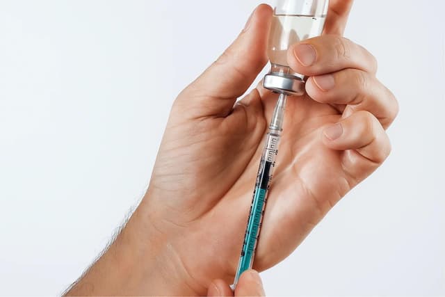 Illustration médicale du traitement par injection intracaverneuse avec seringue et corps caverneux Illustration médicale du traitement par injection intracaverneuse avec seringue et corps caverneux