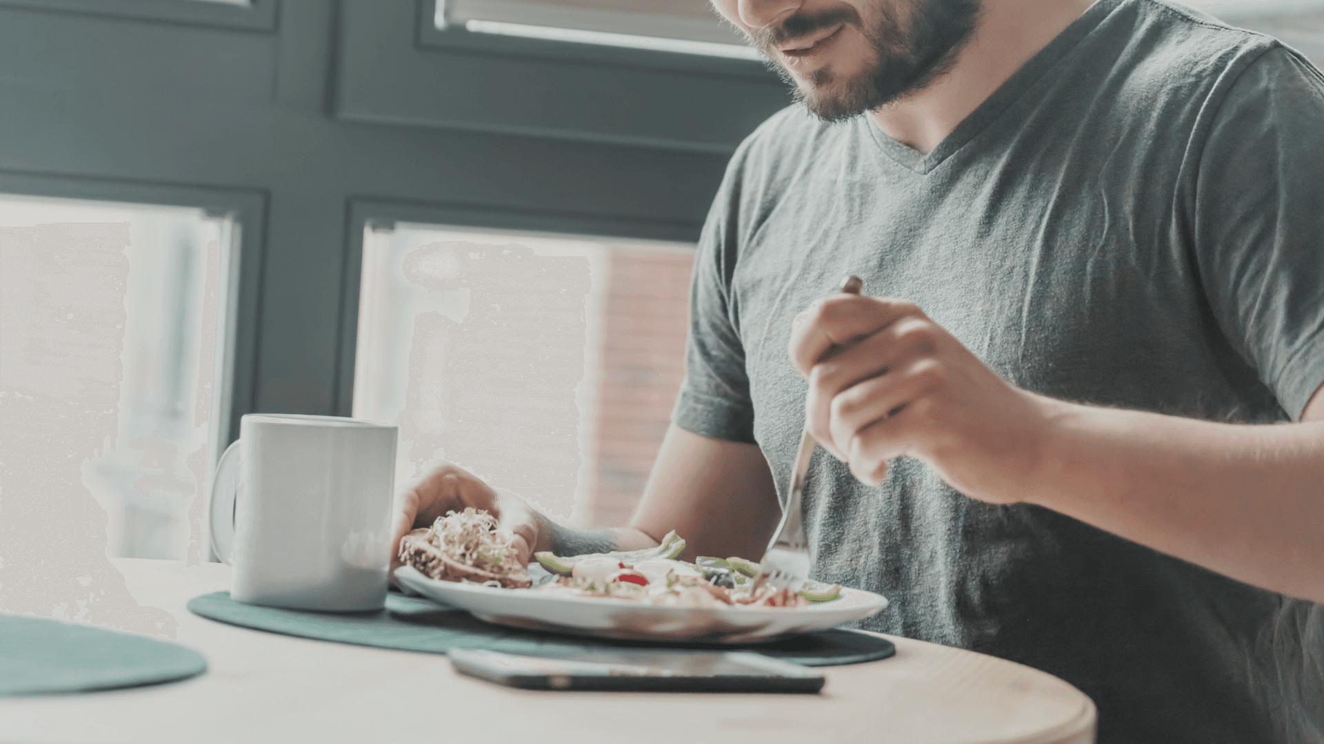 Homme préparant un repas équilibré avec des aliments favorisant la circulation sanguine Homme préparant un repas équilibré avec des aliments favorisant la circulation sanguine