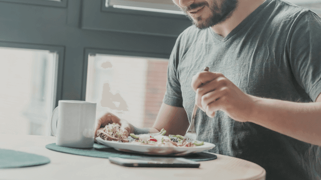 Homme préparant un repas équilibré avec des aliments favorisant la circulation sanguine Homme préparant un repas équilibré avec des aliments favorisant la circulation sanguine