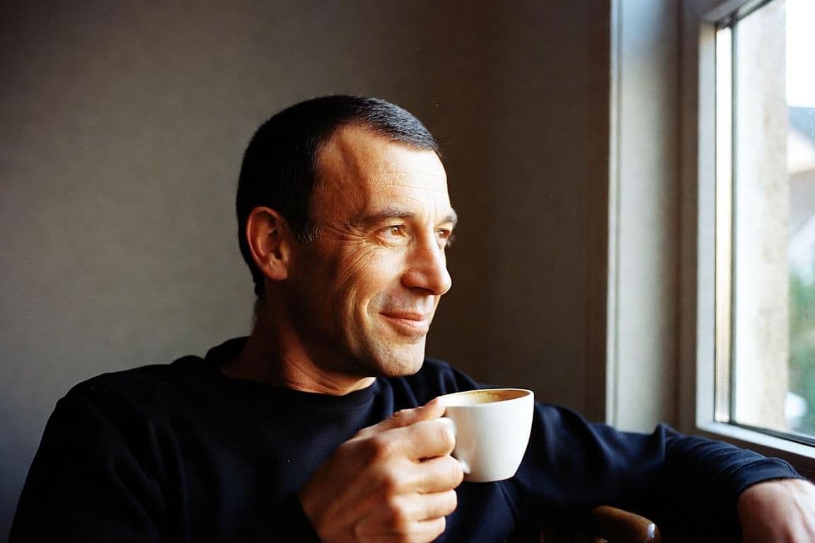 Homme de 50 ans serein face aux symptômes de l'andropause Homme de 50 ans serein face aux symptômes de l'andropause