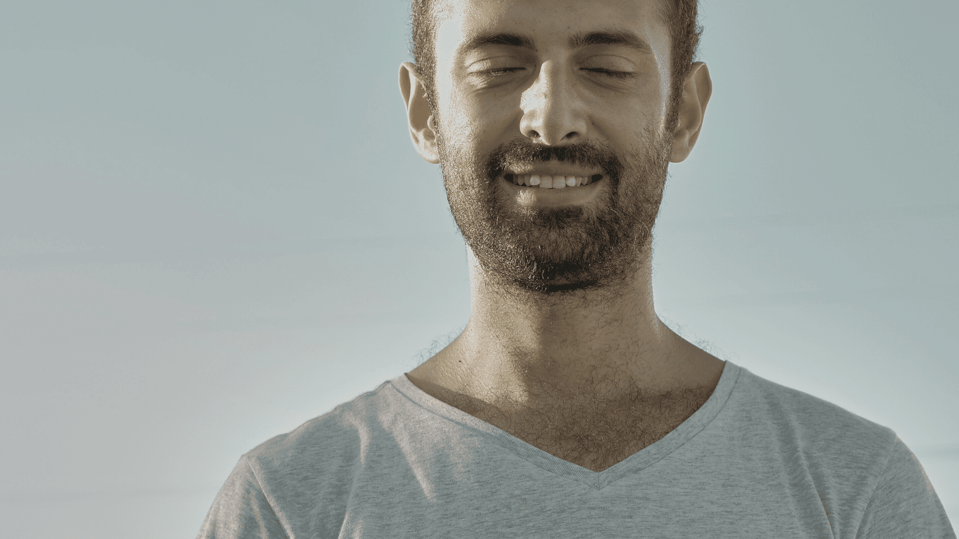 Homme souriant en forme pratiquant le sport pour améliorer sa libido et son bien-être sexuel Homme souriant en forme pratiquant le sport pour améliorer sa libido et son bien-être sexuel