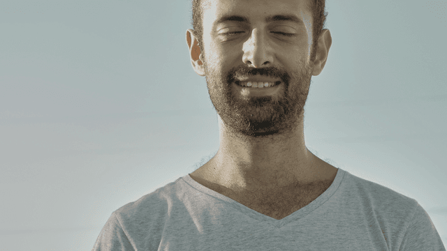 Homme souriant en forme pratiquant le sport pour améliorer sa libido et son bien-être sexuel Homme souriant en forme pratiquant le sport pour améliorer sa libido et son bien-être sexuel