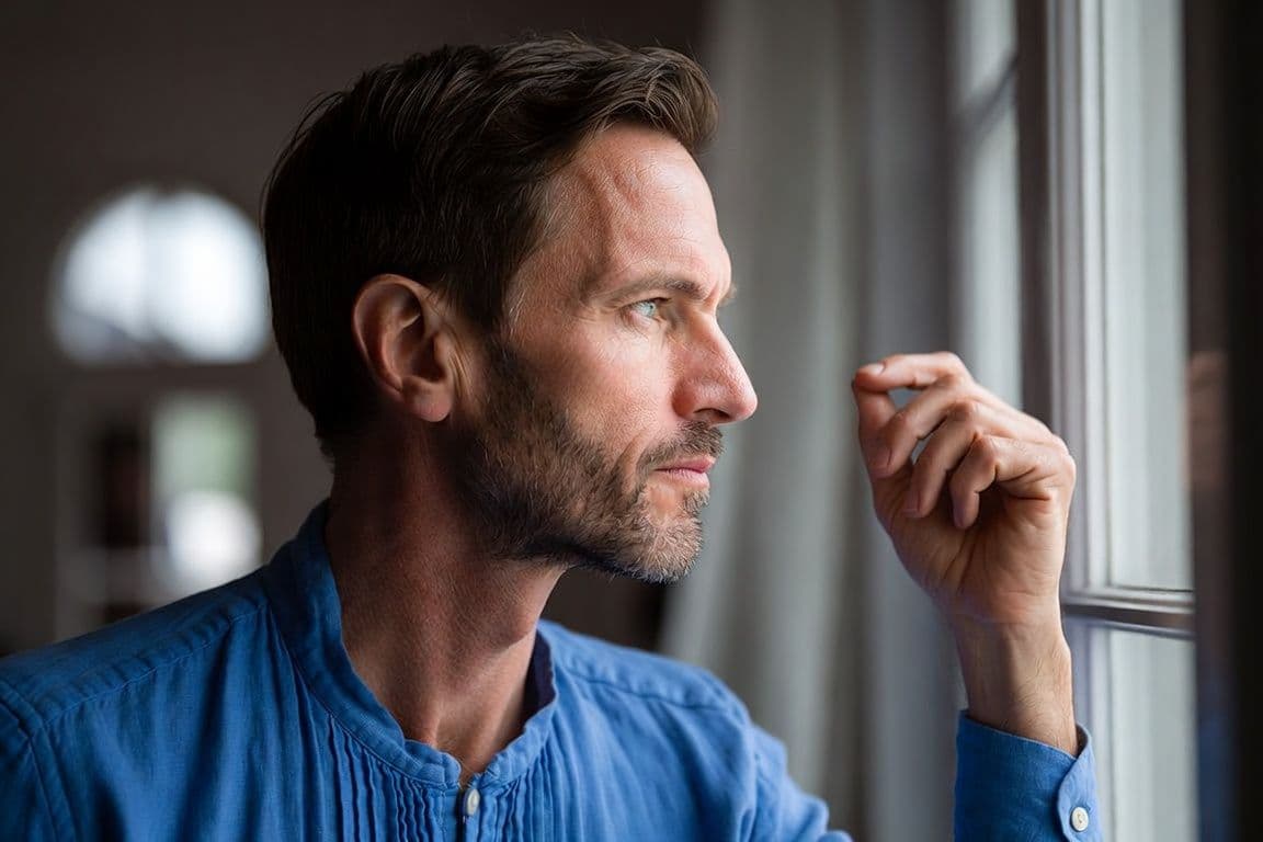 Homme fatigué par une carence en fer, cause possible de baisse de libido et de troubles de l'érection Homme fatigué par une carence en fer, cause possible de baisse de libido et de troubles de l'érection