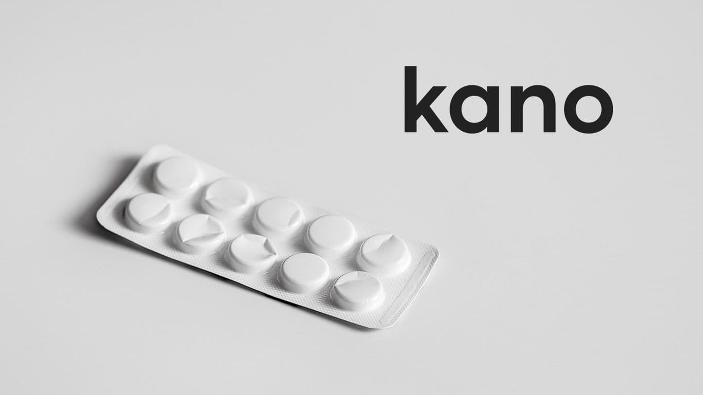 Discover www.Kano.care online prescription: fast, online, and discreet! Levitra® and Cialis® are two of the most popular medications for treating erectile dysfunction (ED), a common disorder in men of all ages. These drugs belong to the same class, that of type 5 phosphodiesterase inhibitors (PDE5), which work by increasing blood flow to the penis during sexual stimulation. Although they share this basic mechanism, Viagra® and Cialis® have distinct characteristics that may influence your choice depending on your needs. Viagra®, whose active ingredient is sildenafil, was the first drug on the market to treat ED. It is taken about 30 to 60 minutes before sexual activity, with an effect that lasts between 4 to 6 hours. It is particularly recommended for men who are looking for a short-term solution or who prefer to take medication on an as-needed basis. However, its relatively short duration of action may limit the spontaneity of sexual encounters. Cialis®, on the other hand, is known for its longer duration of action, which can last up to 36 hours, making it a suitable option for men who value spontaneity or who anticipate frequent sexual activity over a couple of days. Unlike Viagra®, Cialis® can be taken daily in a low dose, which allows for more spontaneous sexual activity without the need to plan ahead for taking a pill. In conclusion, while both Levitra® and Cialis® are effective treatments for erectile dysfunction, the choice between them should be based on individual preferences, lifestyle, and the specific needs of each patient.
