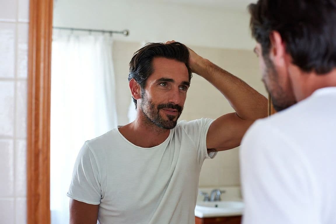 Homme se renseignant sur la perte de cheveux et la testostérone Homme se renseignant sur la perte de cheveux et la testostérone