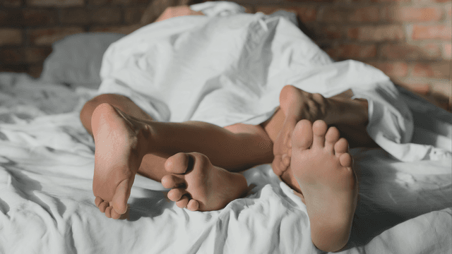 Couple complice illustrant une communication saine pour une vie intime épanouie