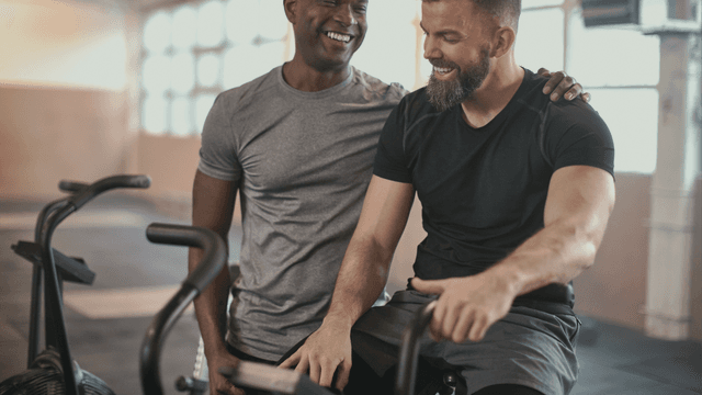 Homme consultant un médecin pour un bilan hormonal de testostérone Homme consultant un médecin pour un bilan hormonal de testostérone