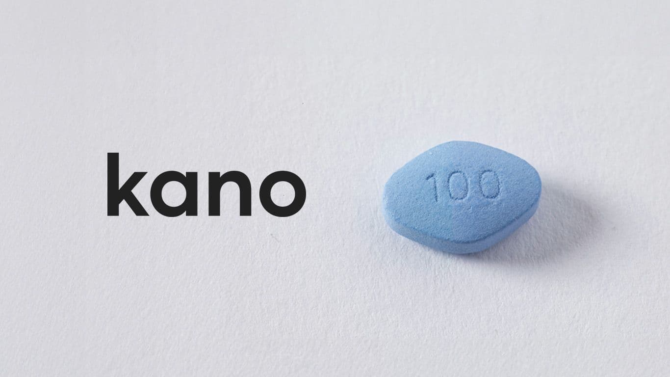 Le Viagra est un médicament bien connu pour traiter les troubles de l’érection grâce à sa molécule active, le Sildénafil. En agissant sur les muscles lisses du pénis, il favorise l'afflux sanguin et aide à obtenir une érection. Efficace dans 75 % des cas, il se prend 30 à 60 minutes avant un rapport sexuel et son effet dure jusqu'à 5 heures. Cependant, ce médicament n'est disponible que sur ordonnance. Cela s'explique par ses possibles effets secondaires, tels que des maux de tête, des vertiges, ou des troubles de la vision. Plus graves encore, des contre-indications existent, notamment en cas de problèmes cardiaques ou d'interactions avec certains médicaments, comme les vasodilatateurs. Le Viagra doit être pris avec précaution et sous supervision médicale, car il agit sur le flux sanguin et peut causer des complications. L'achat de Viagra sans ordonnance sur internet est non seulement illégal, mais aussi dangereux. En effet, des contrefaçons circulent, contenant des substances nocives ou des dosages incorrects. Chaque année, des millions de faux comprimés sont saisis, et 40 % d'entre eux concernent le Viagra et le Cialis. Certains contiennent des produits dangereux, des métaux lourds ou des substances non déclarées. D’autres, surdosés jusqu'à 180 %, augmentent le risque d'effets secondaires graves. Pour éviter ces dangers, il est crucial d'obtenir le Viagra via une ordonnance délivrée par un médecin, en consultation physique ou en ligne sur des sites agréés comme Kano. Cela permet de s'assurer que le médicament est adapté à votre condition et d’éviter les risques associés aux faux produits. Chaque cas est unique et doit être pris en compte par un professionnel. En conclusion, bien que le Viagra soit une solution efficace pour les troubles de l’érection, il doit toujours être utilisé sous supervision médicale pour garantir votre sécurité et votre santé. Le Viagra est un médicament bien connu pour traiter les troubles de l’érection grâce à sa molécule active, le Sildénafil. En agissant sur les muscles lisses du pénis, il favorise l'afflux sanguin et aide à obtenir une érection. Efficace dans 75 % des cas, il se prend 30 à 60 minutes avant un rapport sexuel et son effet dure jusqu'à 5 heures. Cependant, ce médicament n'est disponible que sur ordonnance. Cela s'explique par ses possibles effets secondaires, tels que des maux de tête, des vertiges, ou des troubles de la vision. Plus graves encore, des contre-indications existent, notamment en cas de problèmes cardiaques ou d'interactions avec certains médicaments, comme les vasodilatateurs. Le Viagra doit être pris avec précaution et sous supervision médicale, car il agit sur le flux sanguin et peut causer des complications. L'achat de Viagra sans ordonnance sur internet est non seulement illégal, mais aussi dangereux. En effet, des contrefaçons circulent, contenant des substances nocives ou des dosages incorrects. Chaque année, des millions de faux comprimés sont saisis, et 40 % d'entre eux concernent le Viagra et le Cialis. Certains contiennent des produits dangereux, des métaux lourds ou des substances non déclarées. D’autres, surdosés jusqu'à 180 %, augmentent le risque d'effets secondaires graves. Pour éviter ces dangers, il est crucial d'obtenir le Viagra via une ordonnance délivrée par un médecin, en consultation physique ou en ligne sur des sites agréés comme Kano. Cela permet de s'assurer que le médicament est adapté à votre condition et d’éviter les risques associés aux faux produits. Chaque cas est unique et doit être pris en compte par un professionnel. En conclusion, bien que le Viagra soit une solution efficace pour les troubles de l’érection, il doit toujours être utilisé sous supervision médicale pour garantir votre sécurité et votre santé.