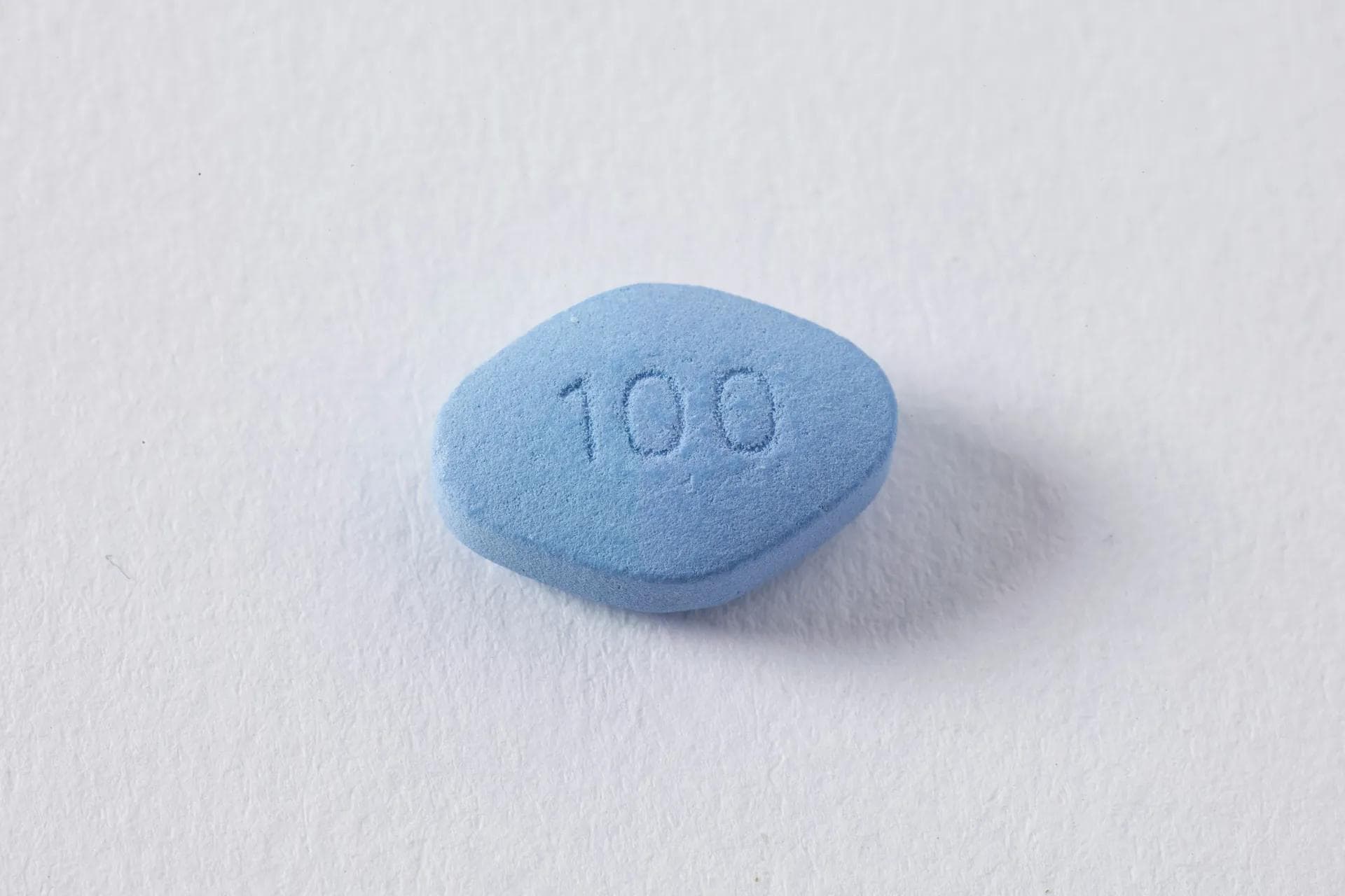 Pilule bleue Viagra pour homme avec comprimés médicamenteux disposés pour traiter les troubles de l'érection masculine