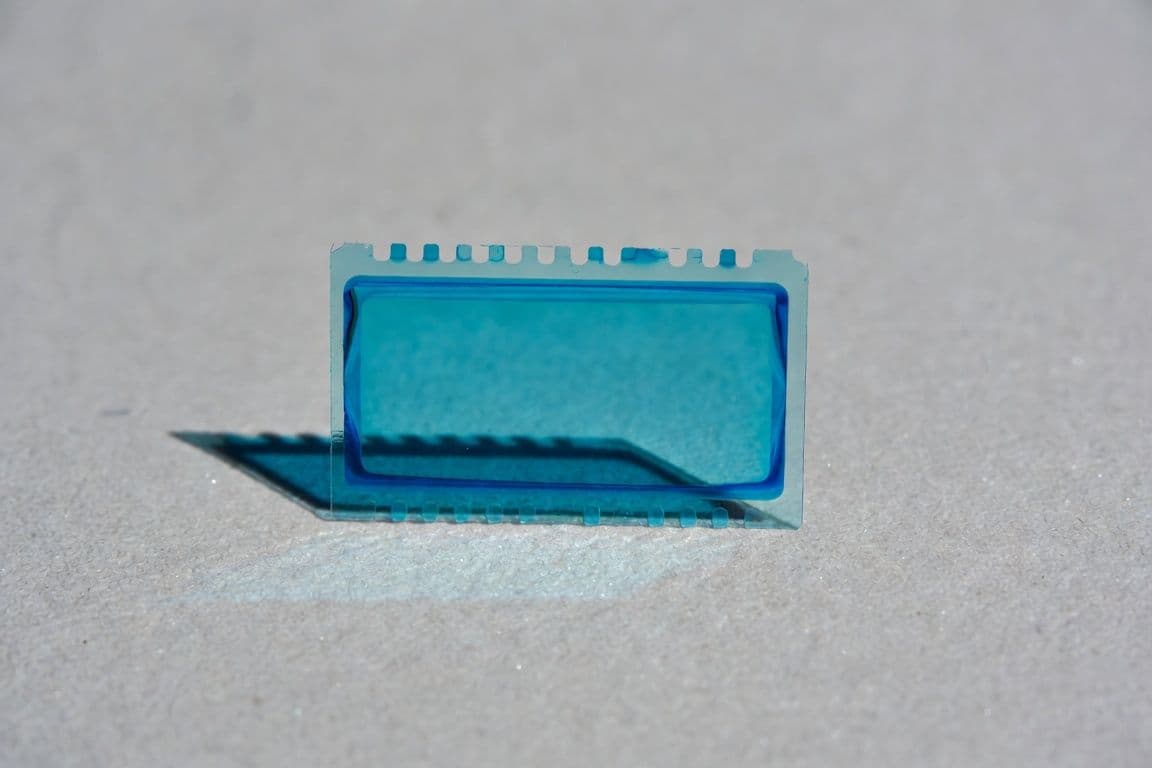 Xybilun, film orodispersible bleu clair à base de sildénafil et son sachet individuel Xybilun, film orodispersible bleu clair à base de sildénafil et son sachet individuel
