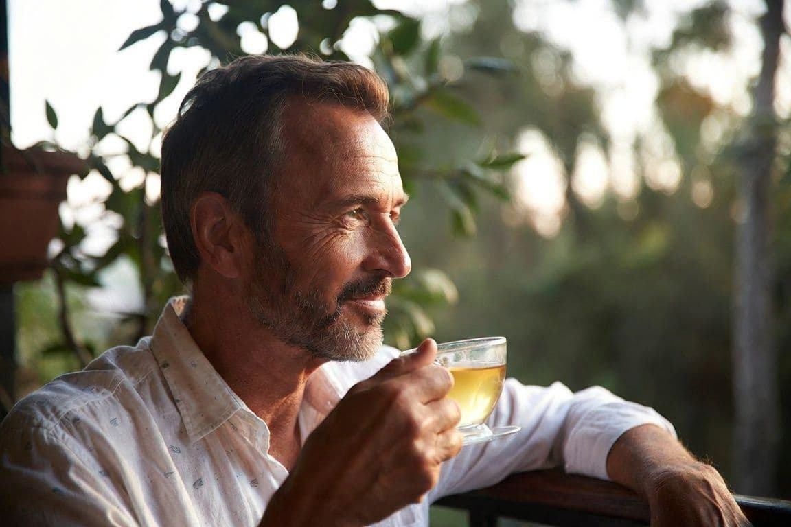 Homme de 50 ans prenant soin de sa prostate naturellement Homme de 50 ans prenant soin de sa prostate naturellement