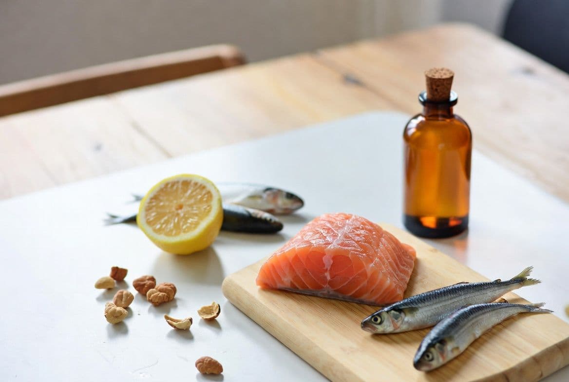 Poissons gras et noix sur une table, lien entre les oméga-3 et l'érection masculine Poissons gras et noix sur une table, lien entre les oméga-3 et l'érection masculine