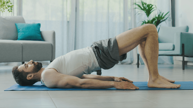 Homme pratiquant des exercices de Kegel pour renforcer son plancher pelvien et améliorer sa santé sexuelle Homme pratiquant des exercices de Kegel pour renforcer son plancher pelvien et améliorer sa santé sexuelle
