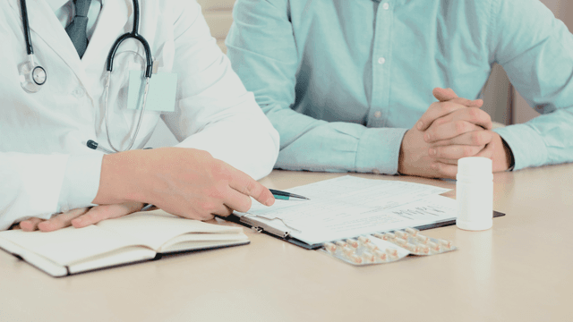 Homme consultant un médecin pour discuter des troubles de l'érection et des solutions disponibles