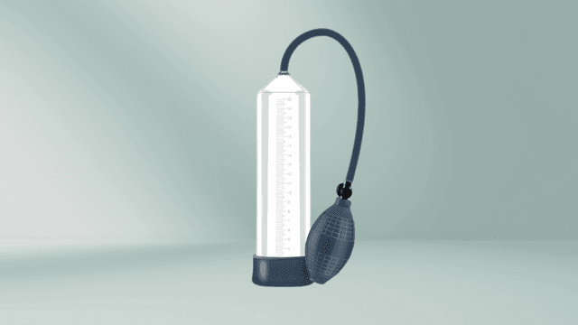 Homme tenant une pompe à pénis médicale avec cylindre transparent et système de pompage manuel pour traiter les troubles érectiles Homme tenant une pompe à pénis médicale avec cylindre transparent et système de pompage manuel pour traiter les troubles érectiles