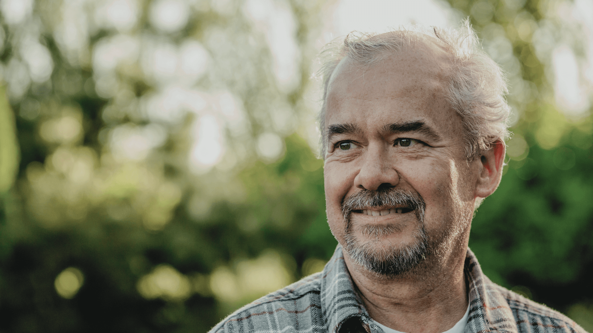 Homme de 60 ans consultant un médecin en ligne pour des troubles de l'érection Homme de 60 ans consultant un médecin en ligne pour des troubles de l'érection