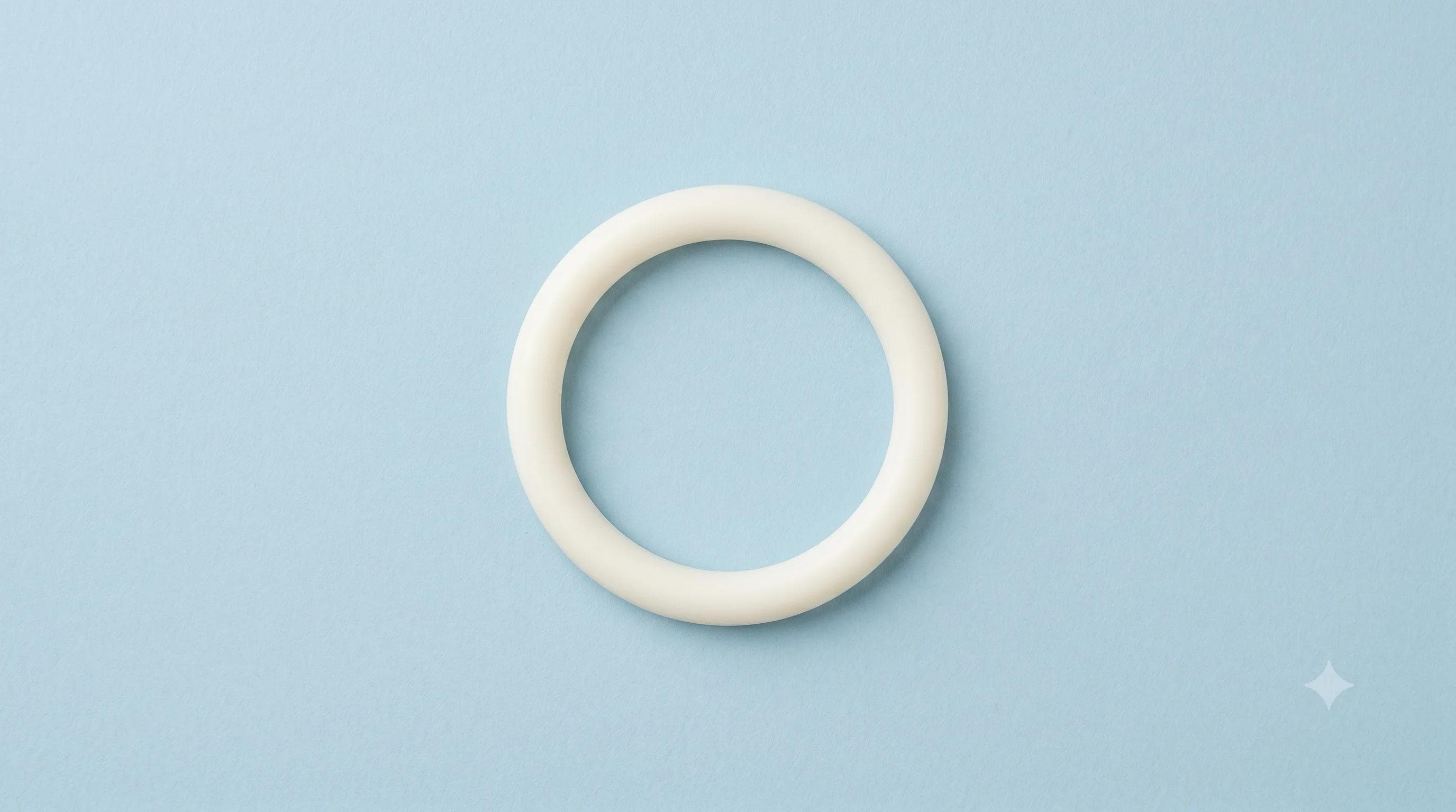 Anneau en silicone médical photographié à plat sur fond bleu clinique illustrant l'anneau pour érection Anneau en silicone médical photographié à plat sur fond bleu clinique illustrant l'anneau pour érection
