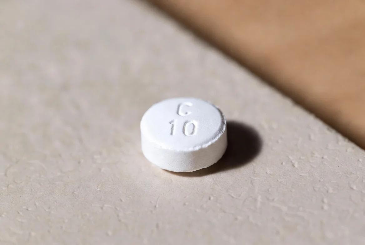 Le Cialis 10 mg agit en bloquant la PDE5, ce qui permet une meilleure circulation sanguine dans le pénis. Le Cialis 10 mg est un médicament pour traiter la dysfonction érectile en augmentant le flux sanguin vers le pénis. Il est pris avant les rapports sexuels et reste efficace pendant 24 à 36 heures. Sa durée d’action prolongée en fait une option très pratique. Cependant, il est important de prendre en compte les effets secondaires possibles et de consulter un médecin avant son utilisation.